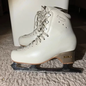 Edea overture - Säljer mina edea overture konståknings skridskor i storlek 240C med MK club 2000 skena. Ej knäckta men väll använda. Det är inte super mycket slip mån kvar av skenan. Men funkar för en person som tränar 1-2 gånger i veckan. Kom privat för fler frågor eller bilder.💗💗💗💗