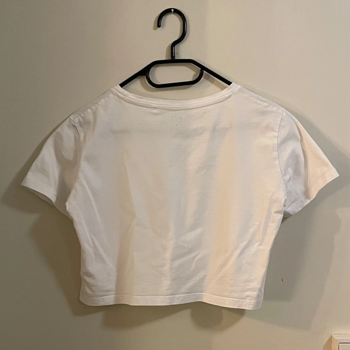 Vit croppad t-shirt från Lager 157 - 90