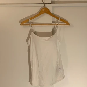 Vitt linne - Från uniqlo, inbyggd bh