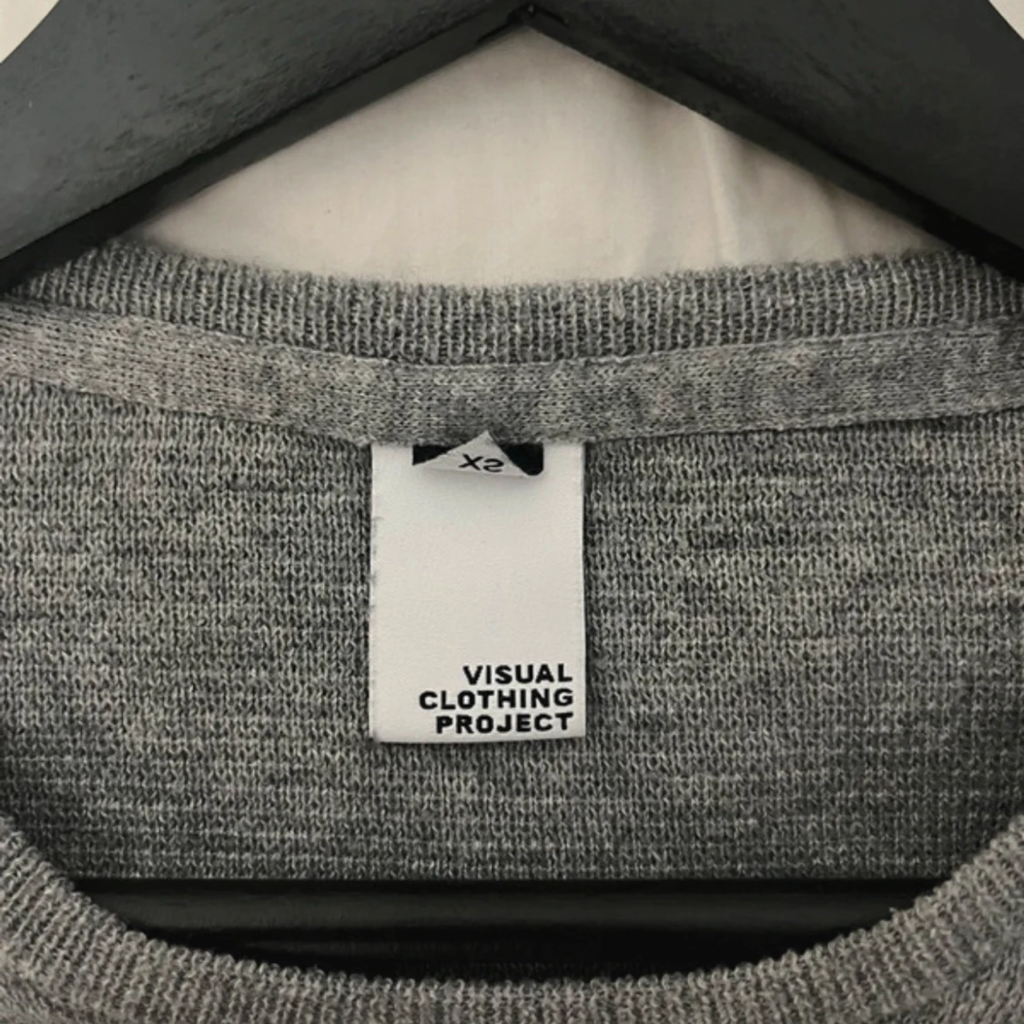 Grå långärmad tröja från Visual Clothing Project - 91