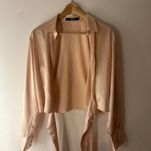 Ljusrosa topp - Ljusrosa topp från bikbok som man knyter omlott. Storlek S. Använd fåtal gånger och ör i mycket fint skick. Perfekt för fest.