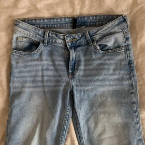Ljusblå jeans -  Ljusblåa lågmidjade jeans. Raka/flare. Väldigt bra skick. I Storlek 40 men passar mig som är 36/38.