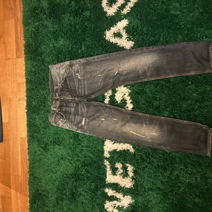 Mörkblå jeans från Dondup - Storlek 30 men passar bät tre till 28 då det är slim fit. Pris går att diskutera. Skick 9/10.Skriv vid frågor. Nypris ca 3300kr. 