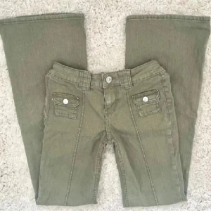 Gröna jeans - Säljer dessa populära H&M jeansen då de inte kommer till användning 🎉lågmidkade och bootcut