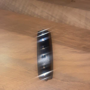Valentino armband  - Snyggt svart armband från Valentino med silverfärgade nitar. Det är one size, och passar för alla storlekar. Alla nitar sitter på plats och har aldrig varit något strul med.