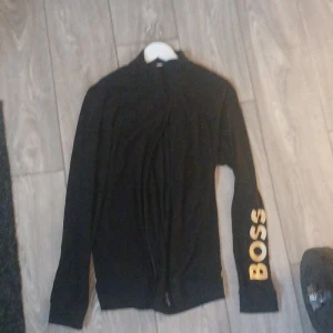 Svart tröja med dragkedja från BOSS - Boss tröja storlek L väldigt lite använd då storleken var för stor för mig näst intill nyskick