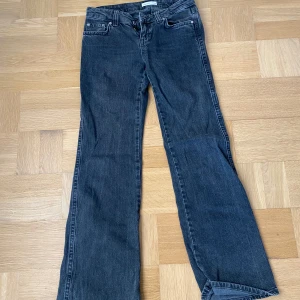 Svarta bootcut jeans från Perfect Jeans - Hej! Jag säljer dessa lågmidjade bootcut jeans från Gina då de inte längre passar mig, de är i storlek 34 och är nästintill oanvända💖  Har ni frågor eller om egna bilder önskas är det bara att höra av sig💖