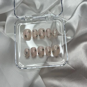 Shine Bright Short Coffin - Mått: 15-11-12-11-9 (MM) Handgjorda lösnaglar av högsta kvalitet!✨Vid korrekt applikation och borttagning kan man återanvända dem flertalet gånger!💕 Man får med ett appliceringskit & instruktioner 