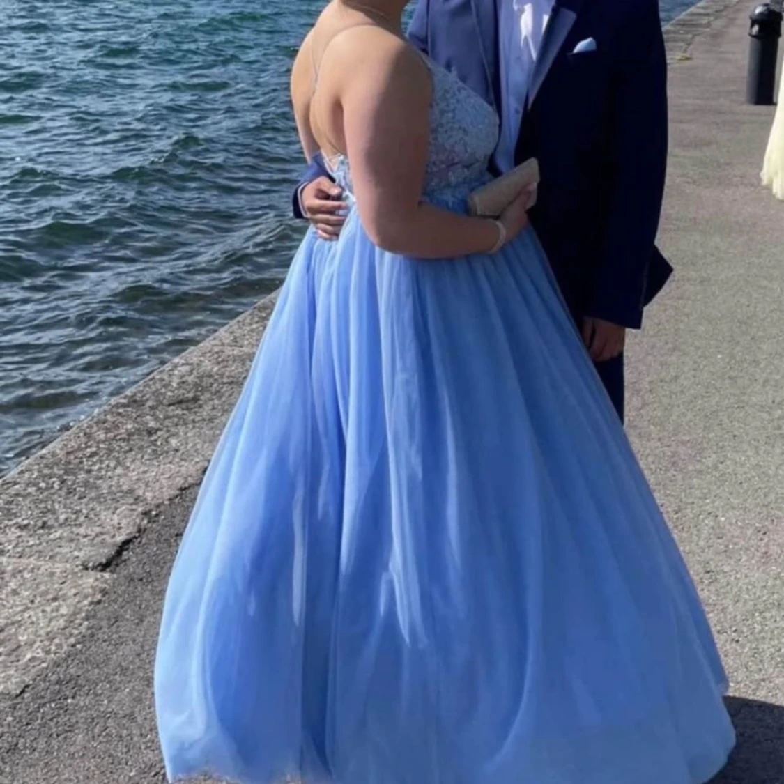 Ljusblå balklänning med spetsdetaljer - 91