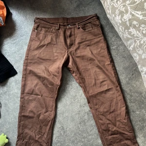 Bruna byxor från Vailent - Säljer ett par bruna byxor från Vailent i storlek L. Byxorna är tillverkade av 100% ekologisk bomull och har en loose passform. Perfekta för en avslappnad stil.