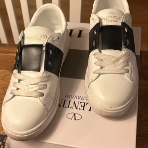 Valentino Garavani sneakers - säljer dessa snygga skorna då de var för små för mig! De är använda några få gånger.