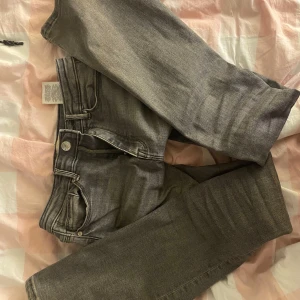 Bootcut eans från ONLY - Snygga grå bootcut jeans från ONLY 💕Nypris: 550kr. Fint skick, inga defekter. Storlek XS. Passar någon runt 162-169 cm. 