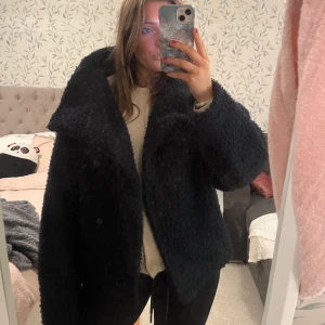 Marinblå teddyjacka/kappa - Såå fin marinblå kort lite oversized kappa med teddymaterial, köpt i höstas och ganska oanvänd. Perfekt nu till våren. Säljer pga att jag har många liknande!! Nypris 600kr🫶🏻