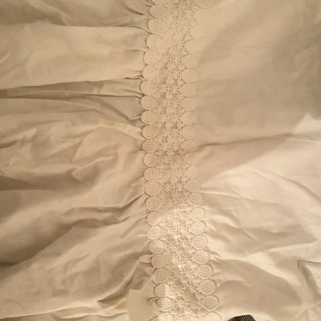 Vit klänning med blommig spetsdetalj - 91