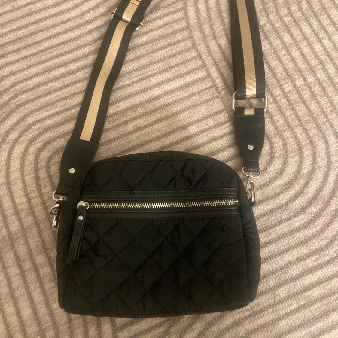 Svart quiltad axelväska/ med fint mönster i den - 90