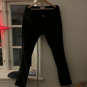 Svarta byxor från Acne Studios - Snygga svarta byxor från Acne Studios med en klassisk design. Byxorna har en rak passform och är perfekta för en stilren look. De är tillverkade i ett högkvalitativt material som ger en bekväm känsla.