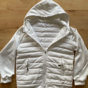 Vit quiltad jacka med huva - Vit tunn vårjacka. Vuxen stl M. 