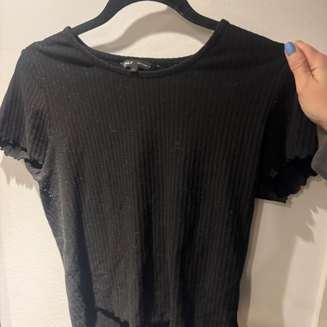 Svart ribbad topp från Only