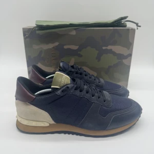 VALENTINO ROCKRUNNERS - - Valentino Rockrunners- Skick: 9/10 - Tillbehör: Enbart skorna - Storlek 42,5 sitter som 43 - Nypris ca 7500kr - DeluxeCloset