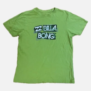 Grön t-shirt från Billabong - Snygg grön t-shirt från Billabong som är perfekt till sommar och vår. Passar XS-L beroende på vilken passform man vill ha. Hör av dig om du har några frågor :)