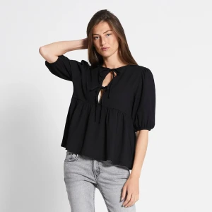 Svart blus med knytning - Snygg svart blus med knutna rosetter🥰Aldrig använd och nypris är 150💕 Lappen är fortfarande på!