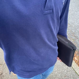 Mörkblå pikétröja från GANT - Säljer nu min snygga långärmade gant piké som är riktigt snygg när du ska vara uppklädd eller bra gå på stan. Säljer pikén då den har blivit för liten för mig. Va inte rädda för att ställa frågor 🌟🌟🌟