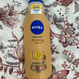 Brun utan sol body lotion nivea  - Säljer en brun utan sol body lotion från nivea, oanvänd, helt ny, säljer den för 60kr + frakt!