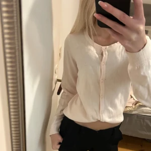 Vit kofta från H&M - Säljer en ljusrosa kofta från H&M i storlek S. Koftan har långa ärmar och knappar framtill. Aldrig använd!💗