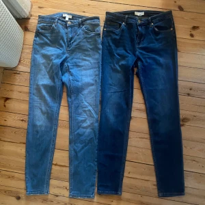 Två par skinny jeans i olika blå nyanser H&M - Säljer två par skinny jeans i olika blå nyanser. Båda paren har klassisk femficksdesign och knappgylf. Perfekta för en casual look. Något högmidjade. 