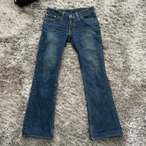 lowwaist bootcut jeans  - säljer ett par lågmidjade bootcut levis jeans🥰Dom är är helt nya så nyskick🥰 Säljer pga dom var lite för stora för mig🥰