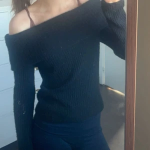 Svart offshoulder tröja - Snygg svart stickad  offshoulder tröja. Från HM, storlek M men sitter som xs/S beroende på hur man vill ha den såklart!