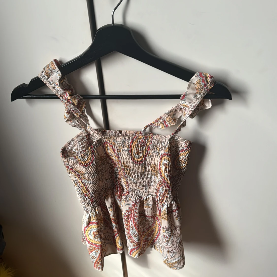 Mönstrad topp med volangdetaljer - 91