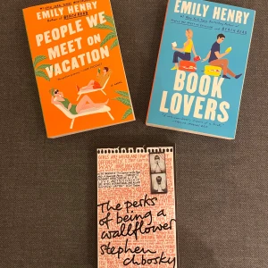 Tre böcker: 'People We Meet on Vacation', 'Book Lovers', 'The Perks of Being a Wallflower' - Säljer tre böcker: ”People We Meet on Vacation” och ”Book Lovers” av Emily Henry, samt ”The Perks of Being a Wallflower” av Stephen Chbosky. Böckerna är i nyskick.