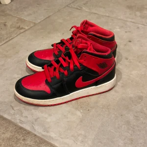 Nike Air Jordans i svart och rött - Snygga Nike Air Jordans i svart och röd färgkombination. Namnmärkta på etikett på insidan. Inköpta på siza, finns orderbekräftelse. Sparsamt använda och i bra skick☺️