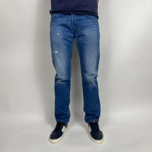 Diesel jeans 31/30 - Modellen är 184 och väger 70kg  Levis jeans 31/34 | Modell | Passform regular fit Midjemått - 42 cm   Benets längd - 110 cm  Fotvidd - 15 cm   Hör av dig vid frågor!