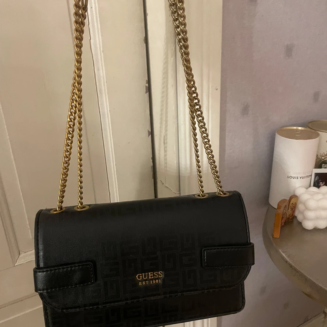 Svart axelväska från Guess - 90