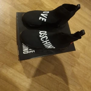 Love moschino skor nya - Snygga Love Moschino sneakers i svart.  Använt max 2 ggr. Helt nya. Storlek 40.