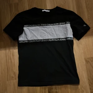 Calvin klein  - T-shirt  knappt använd bra skick 