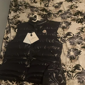 Moncler väst  - Blå moncler väst i bra skick använd någon månad inga skador på den 