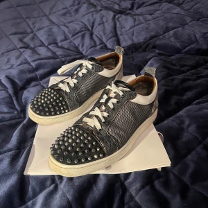 Louboutin skor - Säljer nu dessa riktigt feta och unika  loubs i skick 8/10. Unik LIMITED EDITION modell som släpptes 2021 tror jag så du kommer garanterat vara ensam bland dem du känner med dessa:  Tillkommer; endast skor Storlek 43 