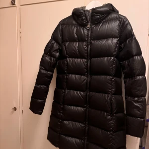 Vinterjacka Colmar i Nyskick - Supersnygg & varm vinterjacka från Colmar. Nyskick, endast använd ett fåtal ggr. Storlek L. Svart  Nypris 6500 kr  (Märkning finns i jackan, äkta)  