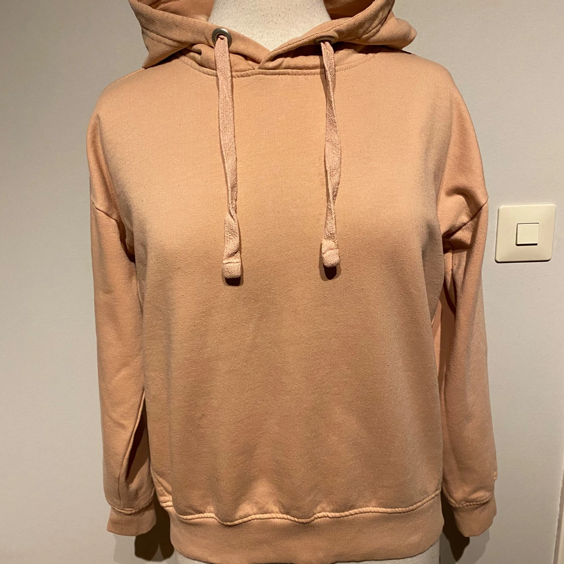 Aprikos färgad hoodie från Lager 157 M