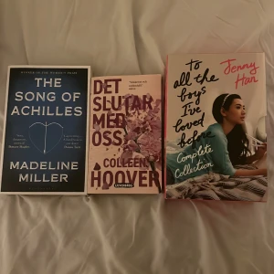 Bokpaket med tre populära romaner - Säljer ett bokpaket med tre populära romaner: 'The Song of Achilles' av Madeline Miller, 'Det slutar med oss' av Colleen Hoover och 'To All the Boys I've Loved Before: Complete Collection' av Jenny Han. Perfekt för dig som älskar romantik och drama! Böckerna är i gott skick och redo att läsas. Perfekt för bokälskare eller som present! Dm för pris
