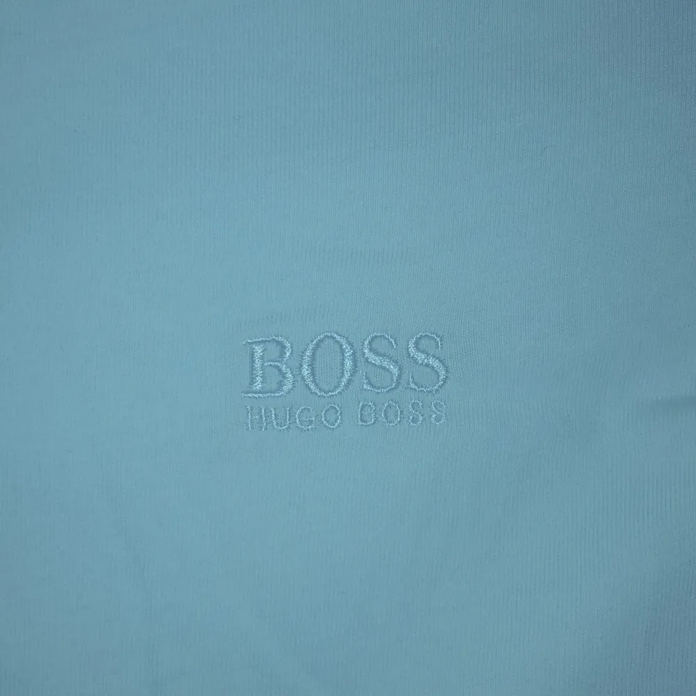 En vit Hugo boss T-shirt storlek s. T-shirts.