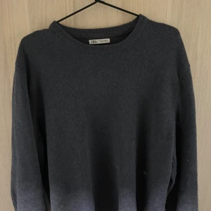 Mörkgrå tröja från Zara - Säljer en stilren mörkgrå tröja från Zara i storlek M. Perfekt för både höst och vinter med sin mjuka och bekväma passform. Tröjan har långa ärmar och en klassisk rund halsringning. Ett måste i garderoben för en enkel och snygg look!