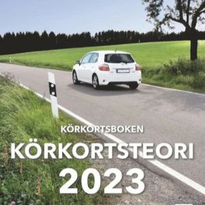 Körkortsboken Körkortsteori 2023 - Den senaste upplagan av Körkortsboken för 2023, perfekt för dig som pluggar körkortsteori. Boken täcker alla viktiga ämnen och regler du behöver kunna för att klara teoriprovet. 