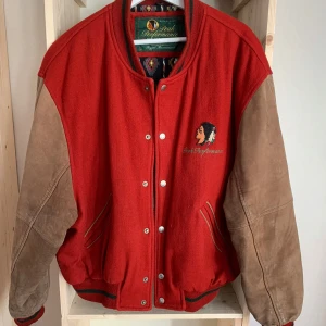 Retro jacka Peak Performance - Säljer en unik limited edition jacka från Peak Performance. Bland det första peak performance gjorde. Den är röd med bruna ärmar och har broderad logga på bröstet. Jackan har knappar framtill och ribbstickade muddar. Perfekt för höst och vår!