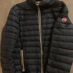 Colmar jacka  - Säljer en Colmar jacka som är lite tunnare. Det är storlek ”48(M)” men är liten i storleken så passar en ”S”.  Den är använd men är i fint skick. 