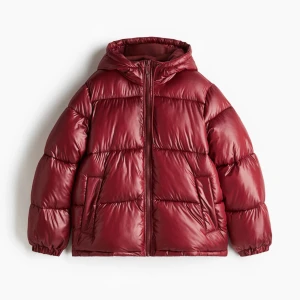 Vinröd pufferjacka - Intressekoll på min snygga och virala pufferjacka från H&M. Den är oanvänd med prislappen kvar! Den är lite oversize så den passar både XS och S🤍