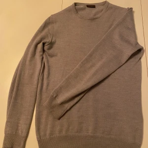 100% Merinoull Stenströms Tröja - Säljer en stilren och bekväm grå tröja i 100% merinoull från Stenströms. Perfekt för både vardag och lite finare tillfällen. Han på bilden är 177cm och väger 65Kg👍